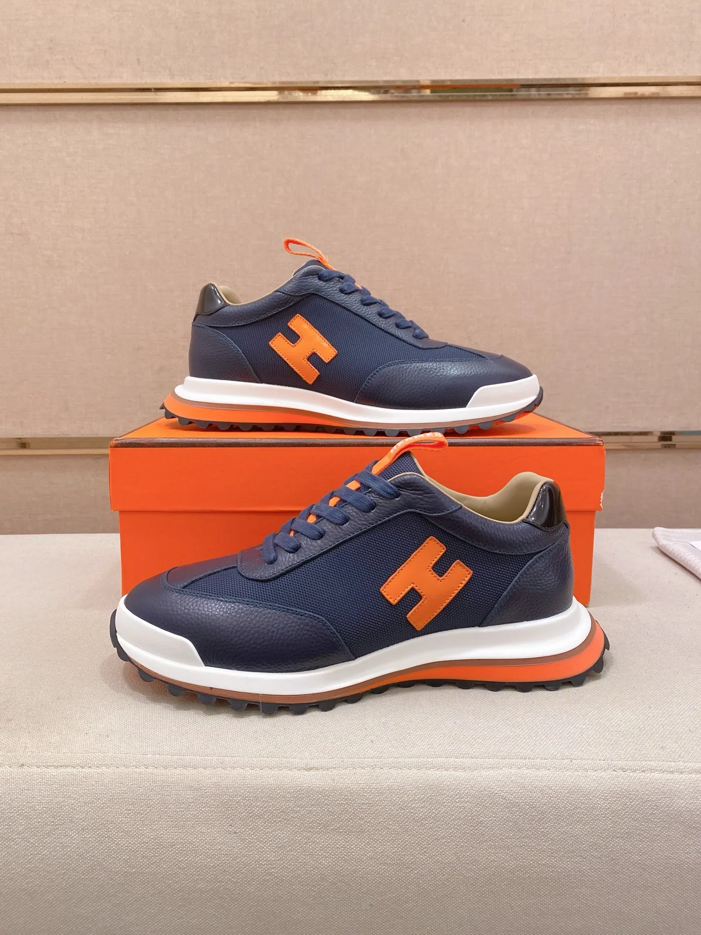 Men's shoes💰: 640💰HERMES/Hermes Leader sneakers! Tech twill, calfskin and suede goatskin sneakers featuring paneled multicolor twill, calfskin and suede. Lightweight geometric sole for a stylish urban look. Product details: White and orange rubber sole Black rubber sole with orange rubber insert Light natural leather insert White rubber toe cap Beige lambskin insole and lining Cotton strap, rubber lettering Sole height: 4cm Size: 38-39-40-41-42-43-44 (45.46 custom-made)
